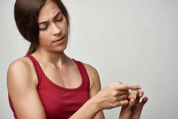 Vrouw in rood t-shirt gewond vinger gezondheidsproblemen — Stockfoto