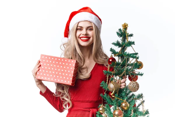 Χαρούμενη γυναίκα φορώντας κοστούμι Santa Claus παράδοση διακόσμηση διακοπές φως φόντο — Φωτογραφία Αρχείου
