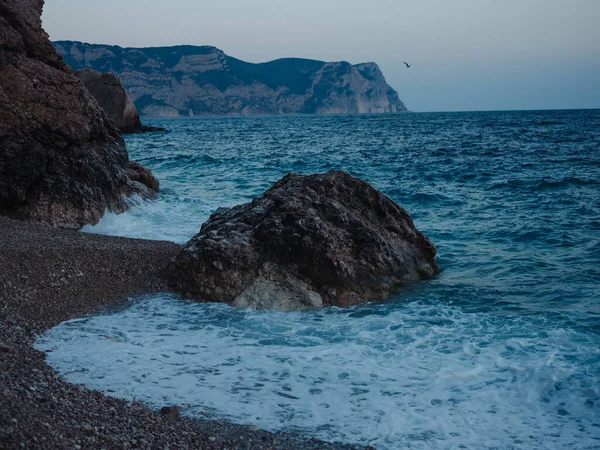 Spiaggia oceano rocce paesaggio natura aria fresca — Foto Stock