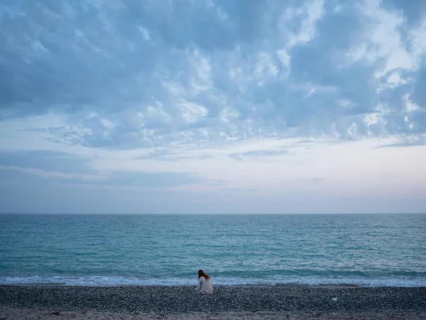 Mujer sentada junto al océano descanso libertad romance naturaleza — Foto de Stock
