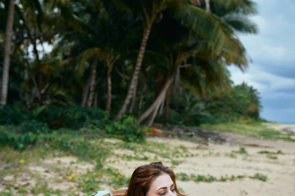 ヤシの木の島の女性｜エキゾチックな風景 — ストック写真