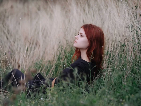 Jolie femme dans le domaine se trouve sur l'herbe romance d'été — Photo