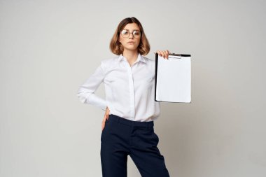 Elinde klasör olan iş kadını Boşluk Ofisini Kopyala