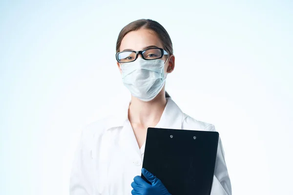 Kobieta lekarz w białym płaszczu maska medyczna dokumenty laboratorium — Zdjęcie stockowe