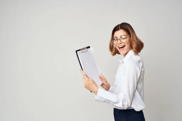 Femme d'affaires documents copie de travail bureau officiel — Photo