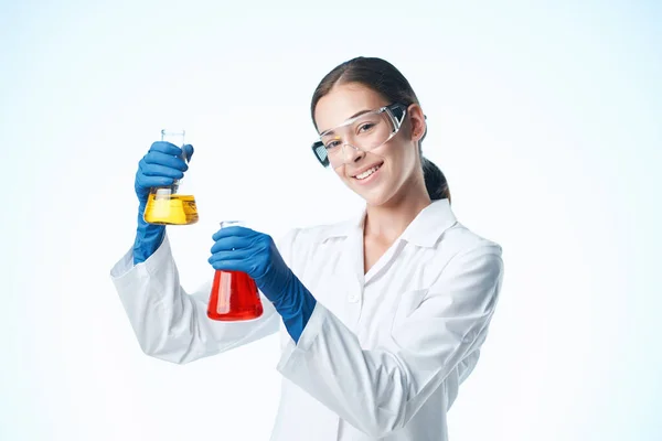 Femmina scienziato soluzioni chimiche laboratorio professionale analizza — Foto Stock