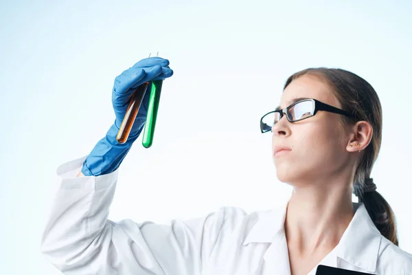 Donna in cappotto bianco laboratorio di ricerca soluzione chimica analizza — Foto Stock