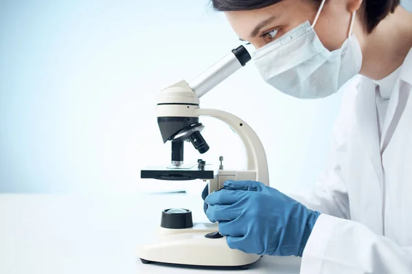 Donna in camice bianco microscopio scienza lavoro professionisti — Foto Stock