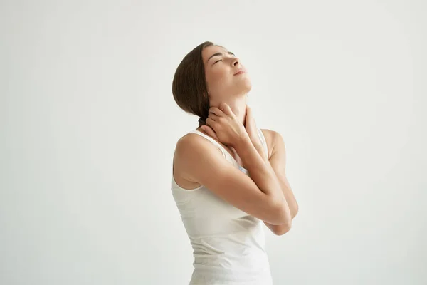 Γυναίκα σε λευκό t-shirt πόνος στις αρθρώσεις προβλήματα υγείας δυσφορία — Φωτογραφία Αρχείου