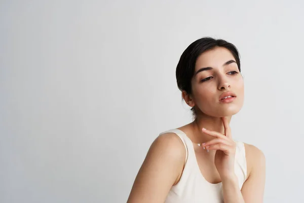 Mulher em camiseta branca com loção em mãos cosméticos pele limpa close-up — Fotografia de Stock