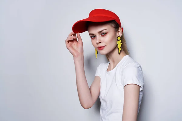 빨간 모자를 쓰고 노란색 귀걸이 여름 패션 스튜디오에 있는 패션걸 — 스톡 사진