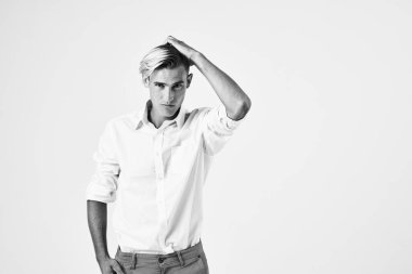 Beyaz gömlekli bir adam elleri ile modern tarz hafif arka planda hareket eder.