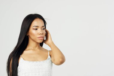 Çekici Afrikalı kadın makyaj modeli tutuyor.