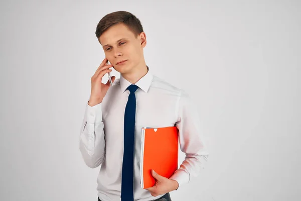 Biznesmen w koszuli z krawatem profesjonalna technologia komunikacji biurowej — Zdjęcie stockowe