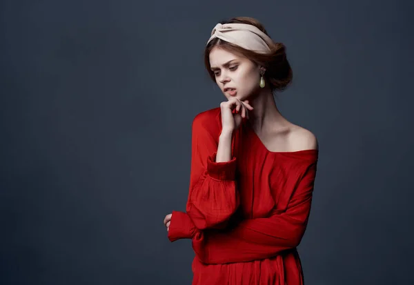 Mulher atraente em vestido vermelho festa de luxo fundo escuro — Fotografia de Stock