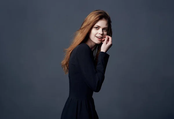 Donna con acconciatura alla moda in abito nero posa moda isolato sfondo — Foto Stock