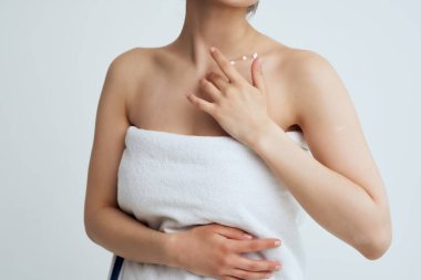 Güzel, esmer, çıplak omuzlar kaplıca, cilt bakımı.