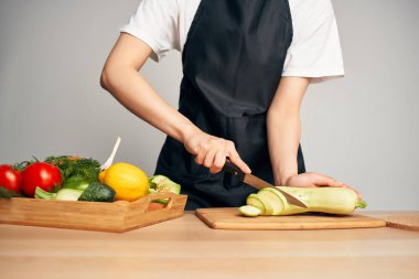 Mutfakta sebze doğramak sağlıklı yemek pişirmek yakın plan yemek