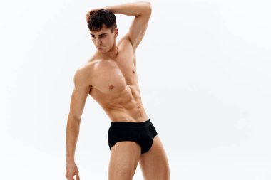 Şişirilmiş siyah külotlu yakışıklı bir adam izole edilmiş.