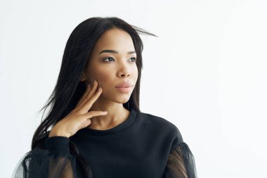 Neşeli Afrikalı kadın uzun siyah saçlı yakın çekim kozmetik.