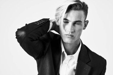 Moda saç stili, kendine güveni olan modern tarzı olan takım elbiseli bir adam.