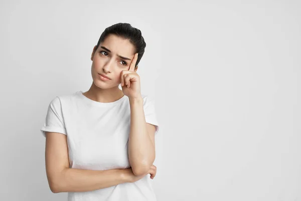 Bruna in una t-shirt bianca che tiene la testa depressione da stress emicrania — Foto Stock