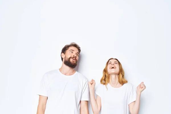 Giovane coppia in t-shirt bianche e jeans casual wear moda mockup — Foto Stock