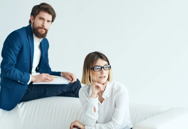 Man and woman sitting on the couch communication work professionals team — Stock Photo, Image