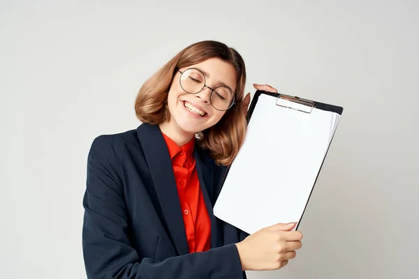 Femme en costume documents gestionnaire de travail au bureau — Photo