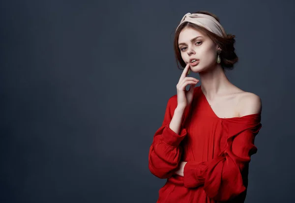 Mujer en vestido rojo pendientes diadema moda estilo elegante — Foto de Stock