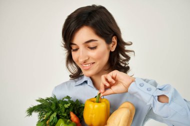 Bir paket sebzeli neşeli kadın. Sağlıklı sebzeler.