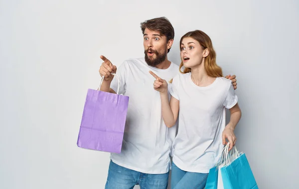 Muž a žena s balíčky v ruce nákupy zábava životní styl sleva — Stock fotografie