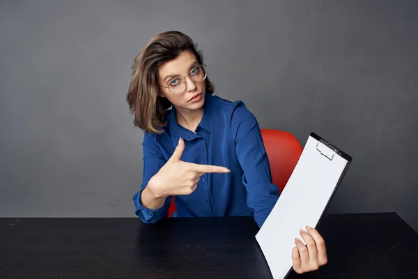 Donna d'affari che indossa gli occhiali siede al tavolo foglio bianco Copia spazio — Foto Stock