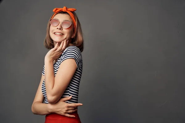 Vacker kvinna bär solglasögon poserar mode i modern stil — Stockfoto