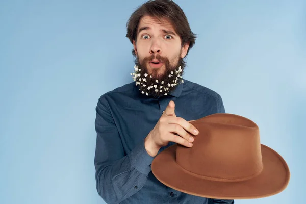 Homem alegre com barba com flores decoração estilo de vida fundo azul — Fotografia de Stock