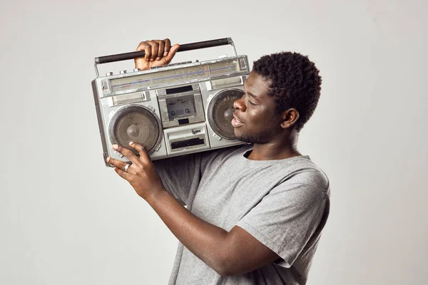 Uomo di aspetto africano registratore a nastro in mani nostalgia musica — Foto Stock
