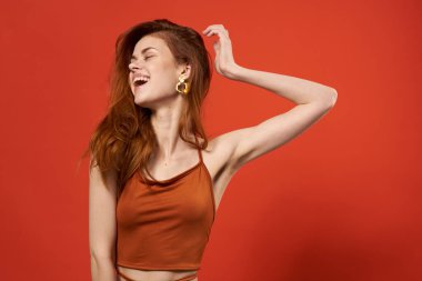 Kırmızı tişörtlü kadın. Yaz kıyafetleri. Dekorasyon modası.