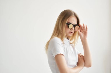 Beyaz gömlekli neşeli sarışın altın sikkeler ve kripto para.