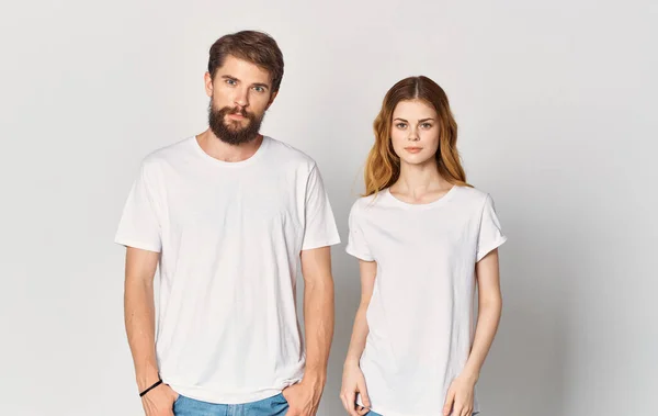 Uomo e donna in t-shirt bianche emozioni divertimento studio mockup — Foto Stock