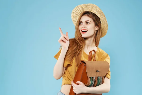 Mulher alegre no chapéu com as mãos mochila posando estilo de vida da moda — Fotografia de Stock