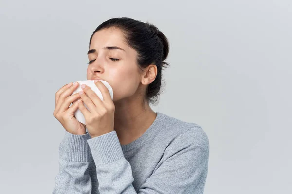 Chora kobieta wycierająca twarz chusteczkową grypą — Zdjęcie stockowe