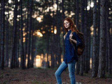 Sırt çantalı kadın macera özgürlük eğlencesi