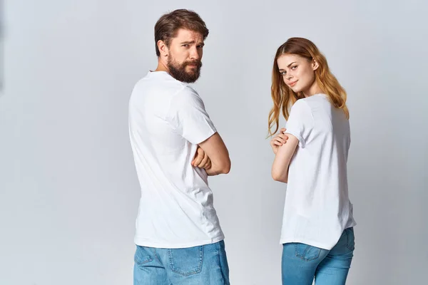 Uomo e donna che si abbracciano in t-shirt bianche mockup vista posteriore — Foto Stock