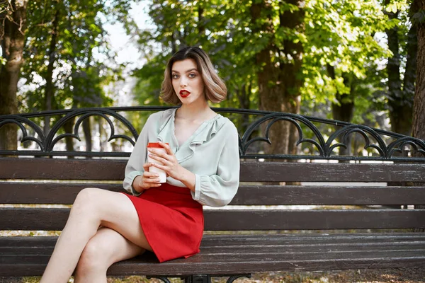 Woman sitting in summer park with a cup of coffee outdoors — Stock Photo, Image