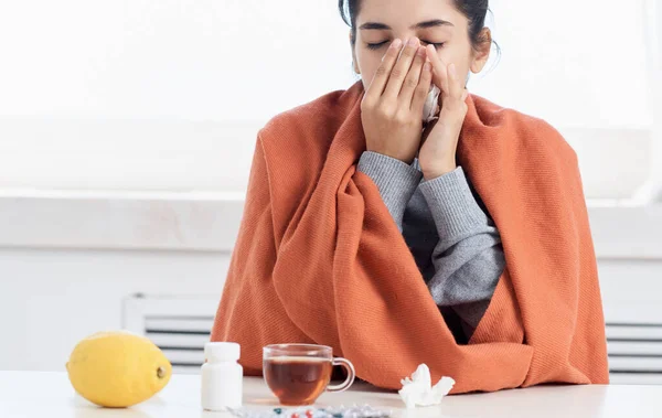 Mujer enferma medicamentos limón con el tratamiento del té en casa — Foto de Stock