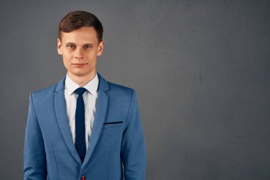 Takım elbiseli iş adamı ofis müdürü