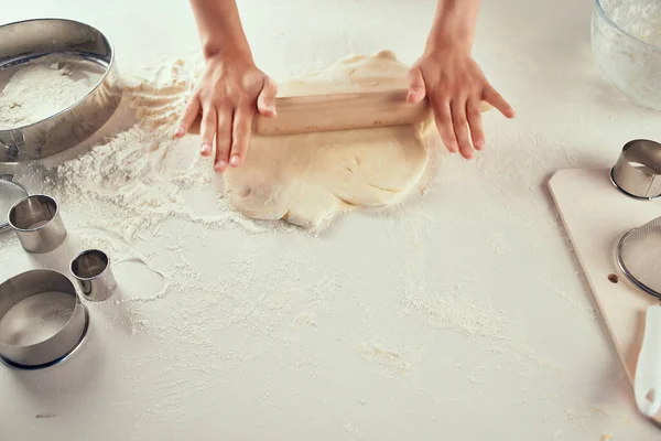 Masa rodante en los productos de harina de mesa trabajo de cocina —  Fotos de Stock