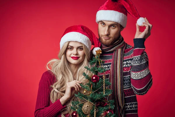 Mann und Frau in Neujahrskleidung feiern gemeinsam Weihnachten — Stockfoto