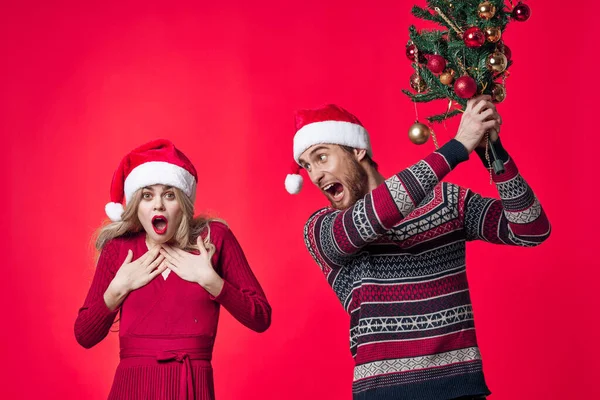 Mann und Frau Weihnachtsurlaub Weihnachtsbaum Neujahr Emotionen — Stockfoto