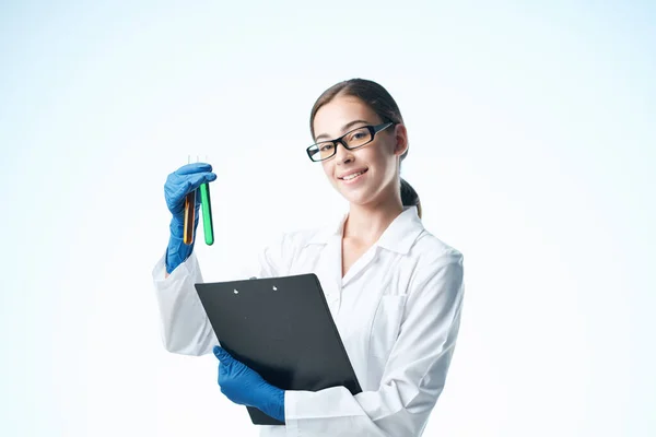 Donna in bianco cappotto tecnologia scienza soluzione chimica biologia — Foto Stock